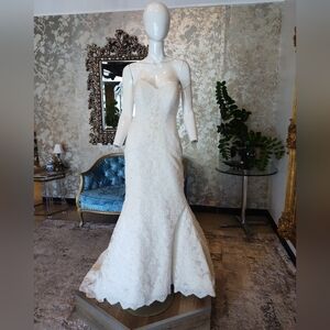 Used Oleg Cassini wedding dress,size 6, Ivory color